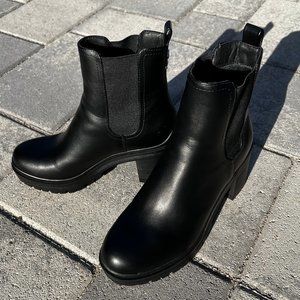 Size 7 // Women's Nine West Quies Chelsea Heeled Boots